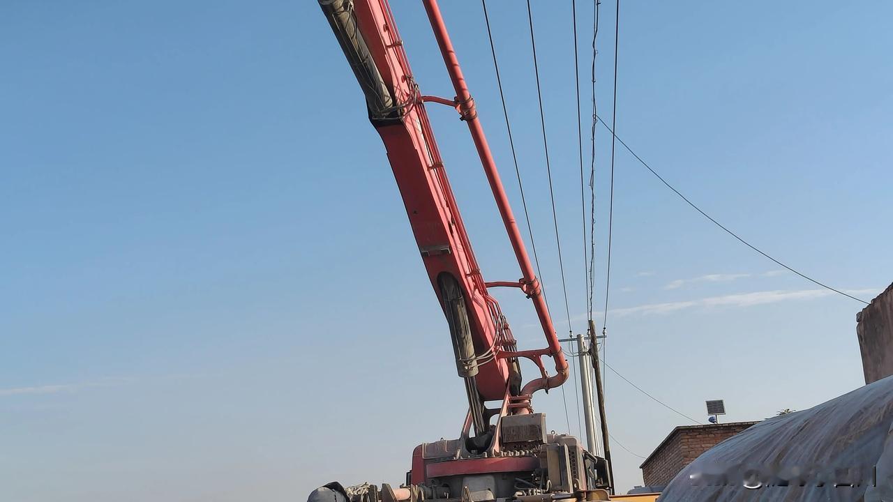 感觉老板没把这位泵工开除真的大善良的
三米宽的路面就敢支车
转盘正对上头高三项电