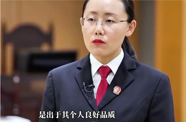 男孩打篮球不小心将老人寸头撞倒家属索赔29万

在热闹的篮球场上，一场意外的碰撞