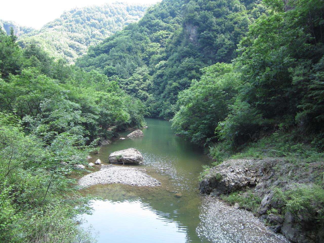 霍尔木兹海峡局势还在升级中，阿联家一艘游轮在霍尔木兹海峡附近被不明武器击中发生爆