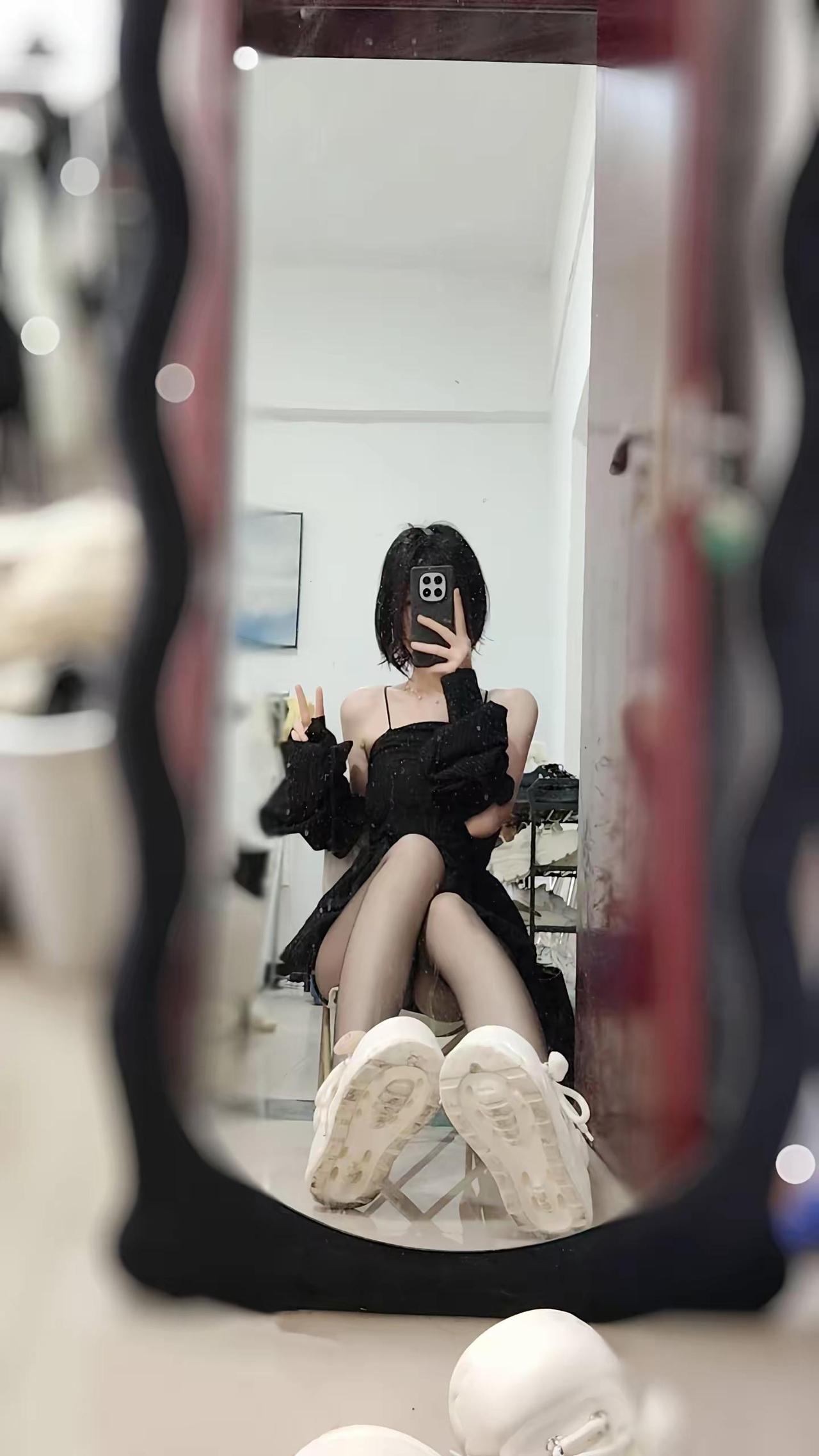 我开始恐惧幸福因为幸福过后需要千倍偿还。顶推这条短裙黑色甜妹穿搭