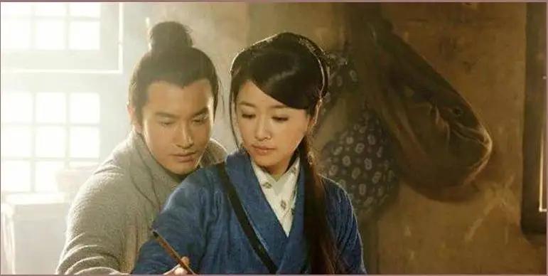 李娃的出身，在那个年代说不上显赫。父亲是武将，家境平常，她从小跟着军营转，懂得兵
