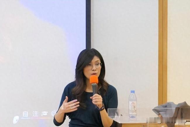 郑丽文直呼我是中国人，岛内认同回归正轨。

12月22日，国民党主席郑丽文在东吴