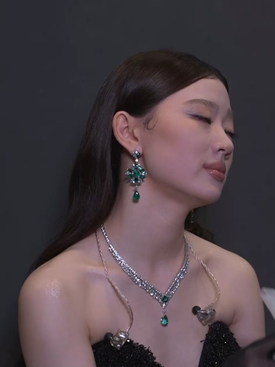 歌手总决赛单依纯今晚的耳环，有点像黄杨钿甜那套[允悲] ​​​
