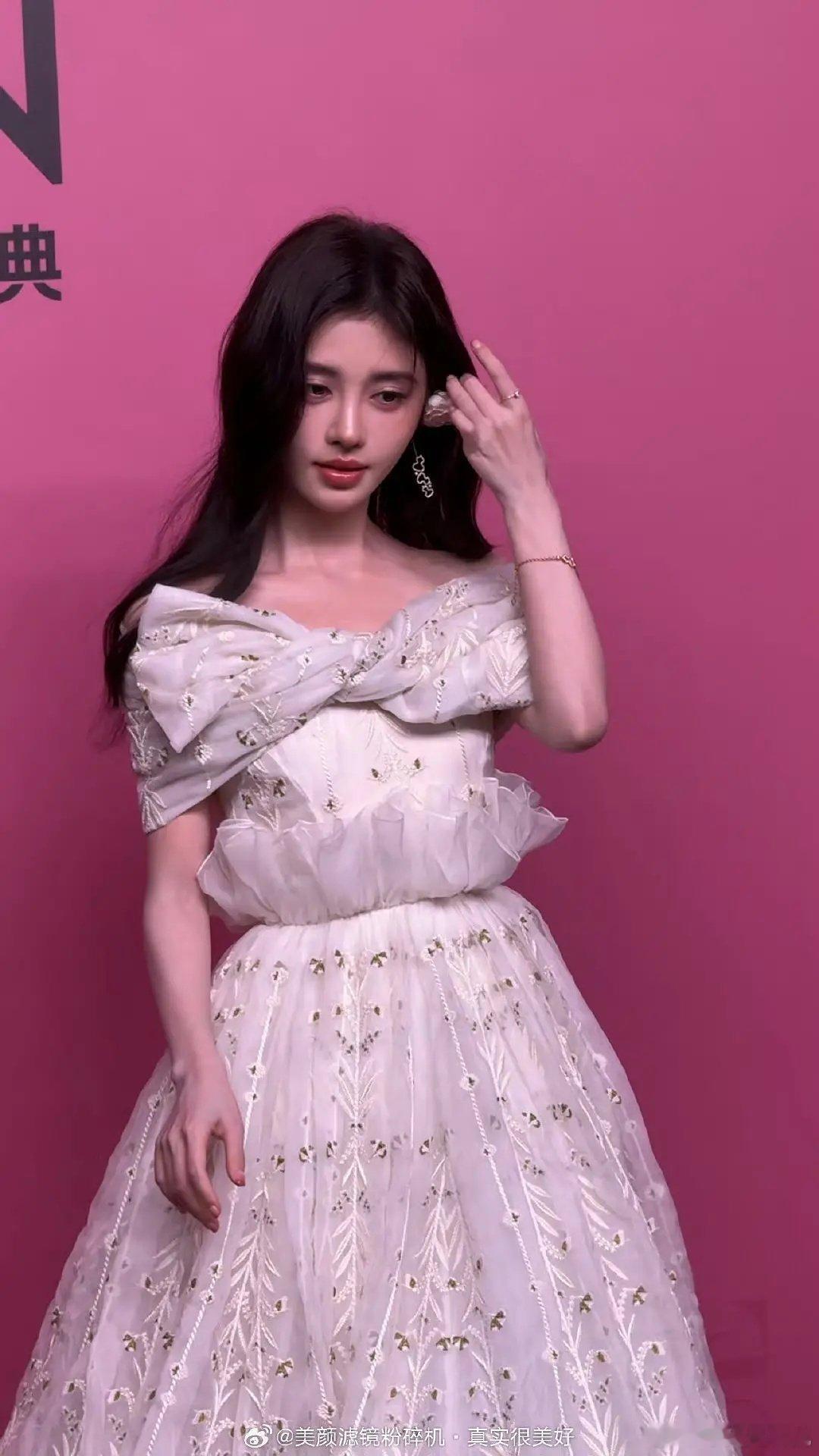 鞠婧祎的审美是不是走偏了 ​​​