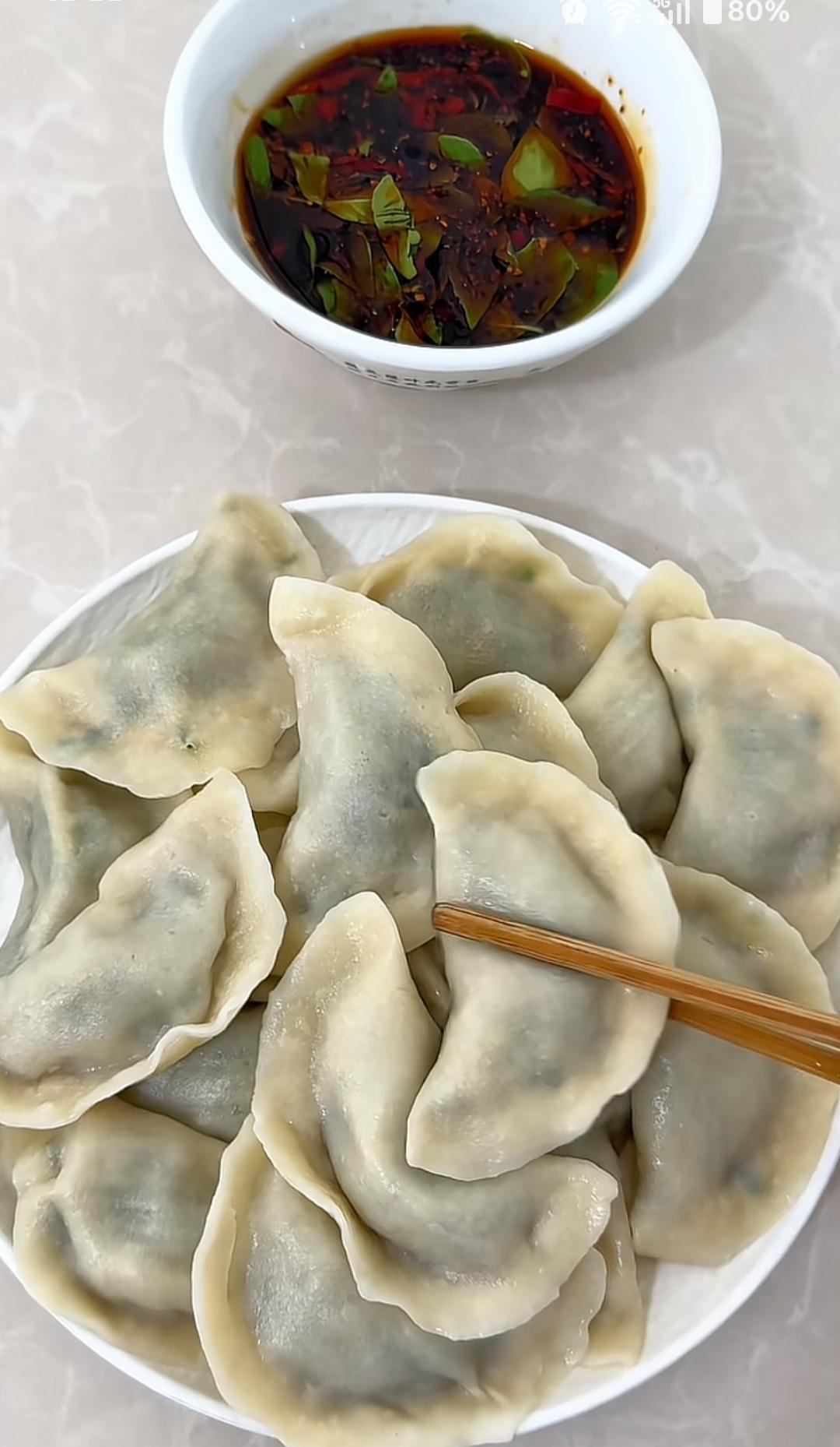 一碗饺子配一碗蘸料，真香！一看就是山东的扁食[呲牙]又大又长，还有哪里叫扁食，