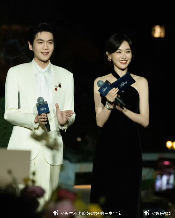 唐嫣张若昀主持唐嫣张若昀主持Tiffany晚宴，简直是神仙组合！唐嫣一袭黑裙温柔