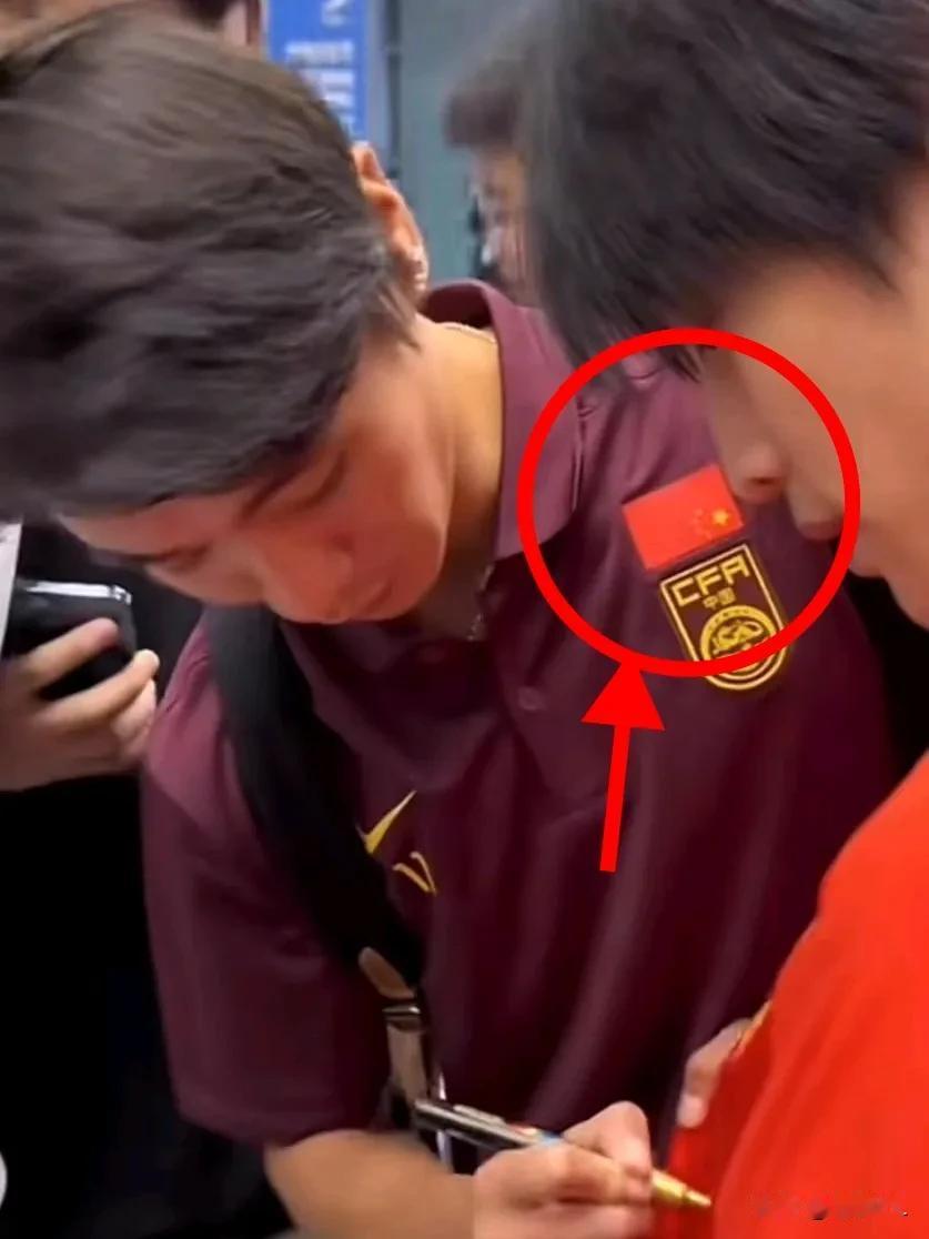 丢人丢到国外了，国足还能指望什么赢球？处处透露出不职业的做法。
  韦世豪衣着引