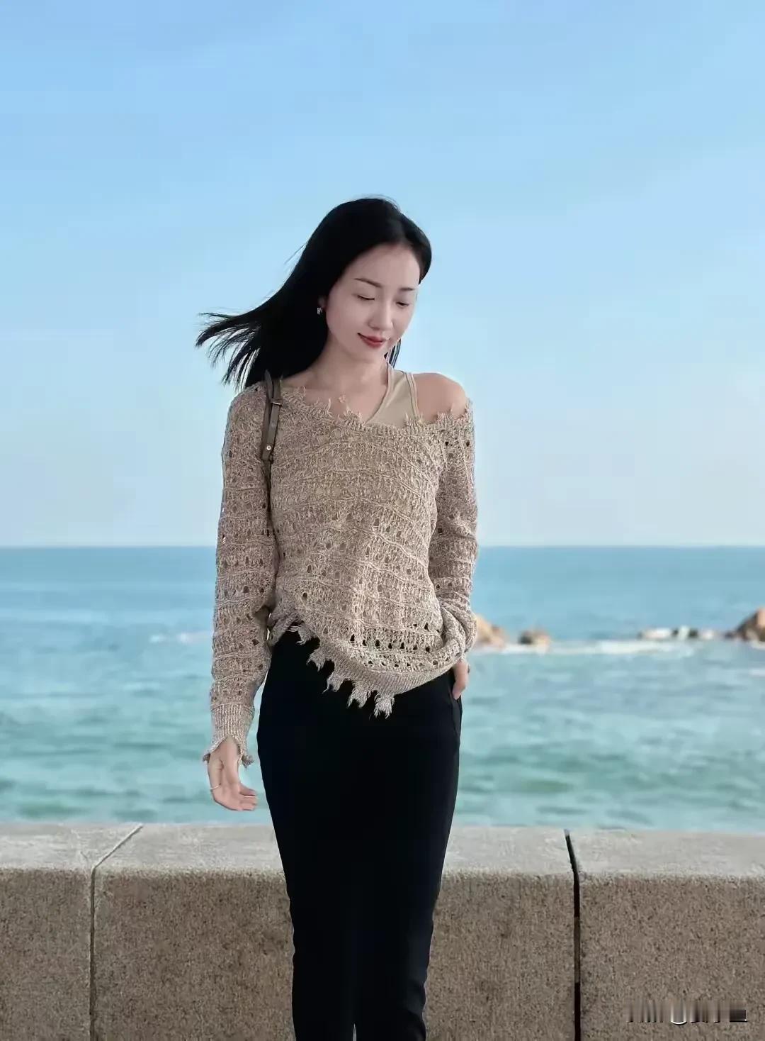 不管你有多么喜欢一个人，都不要纠结她能陪你多久，或者能不能走到最后。因为我们来到