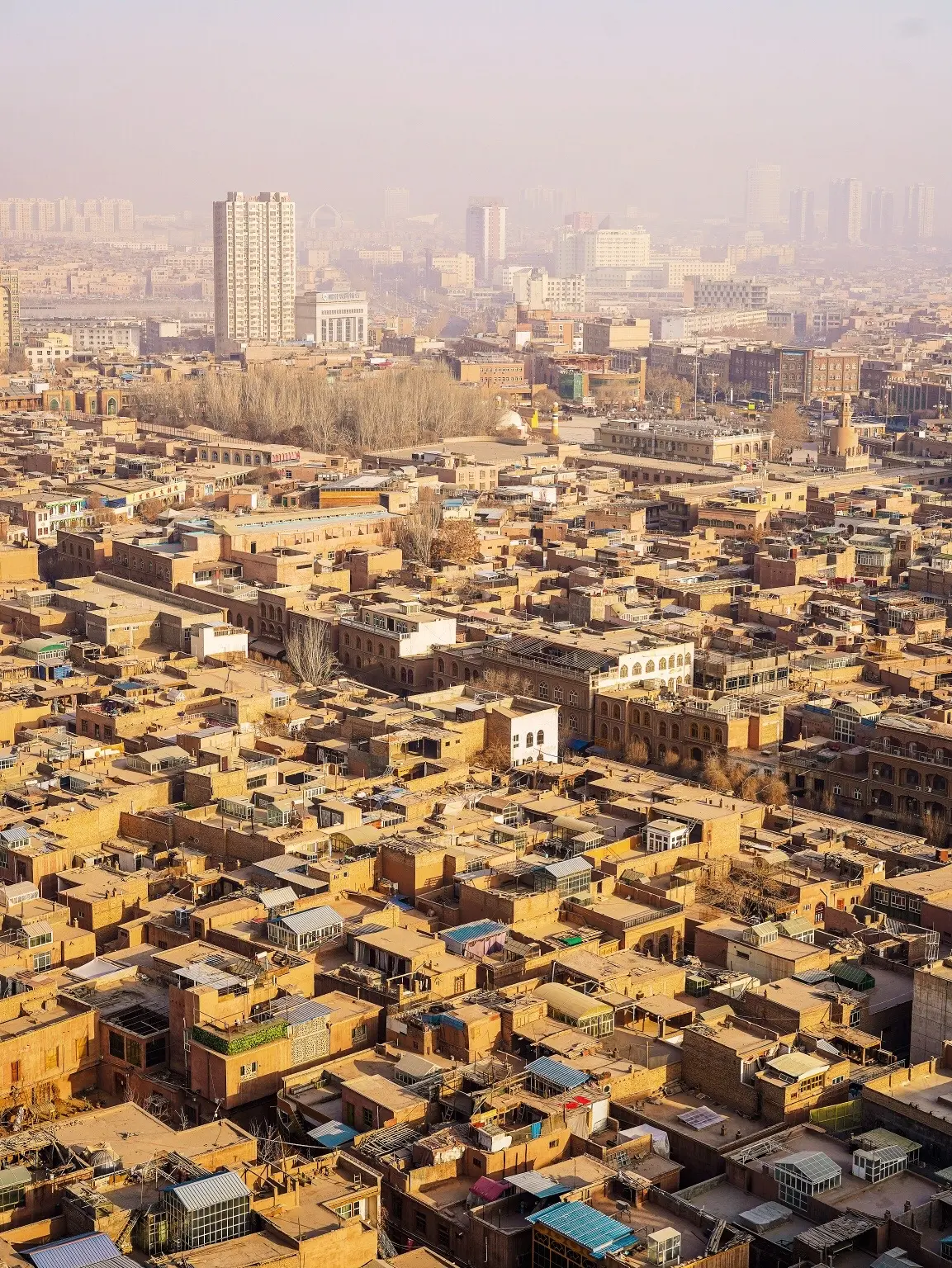 喀什古城🕌飞跃4千公里换来第二次相见。前年夏天的时候与朋友们在喀什古城慢悠悠的小住一个礼拜，那次分别后就想说何时才能再来一次这里，谁曾想2022年底我就又一次突然到访这座2000多年历史的古城。 
都说不到喀什，就不算到新疆，南疆的风景绝对是北疆无法比拟的，如果你喜欢有关人文的一切，那么被丝绸之路宠爱的重要驿站喀什你又岂能错过呢？有人说这里是最有西域风情的地方，只有亲自来这里，才能找到答案。走在大街小巷中，电影《追风筝的人》中的景象也能感受得到。 
古城大门早上11点的开城仪式，可不能错过，维吾尔族姑娘和帅哥们载歌载舞，欢迎八方来宾。打开古城方式有很多种，而我喜欢悠哉的闲逛，数不清的出入口、数不清的巷子、街上行走的当地人、玩耍的孩子，这就是喀什古城原本生活的模样。