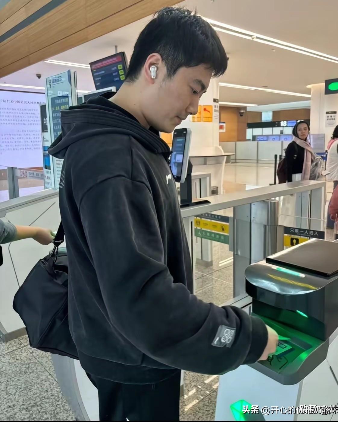 梁靖崑随队出发，感觉压力很大。
梁靖崑今年的几场比赛，因伤都没能更好的发挥，世界