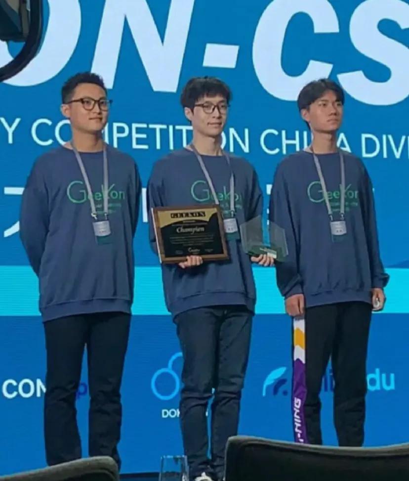 张艺兴真的像大学生参加计算机比赛
张艺兴，你说你大学生是学计算机的我真的会信这牛