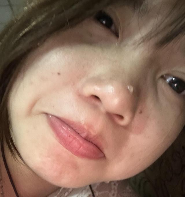 08年妹子才17岁，初中毕业就被家里推出来打工，现在在东莞长安被中介坑了三天没找