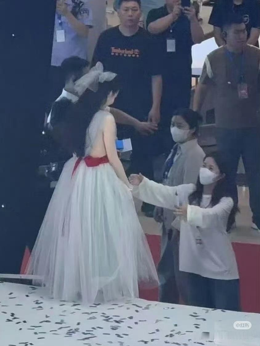 我也要接我女表演下场 