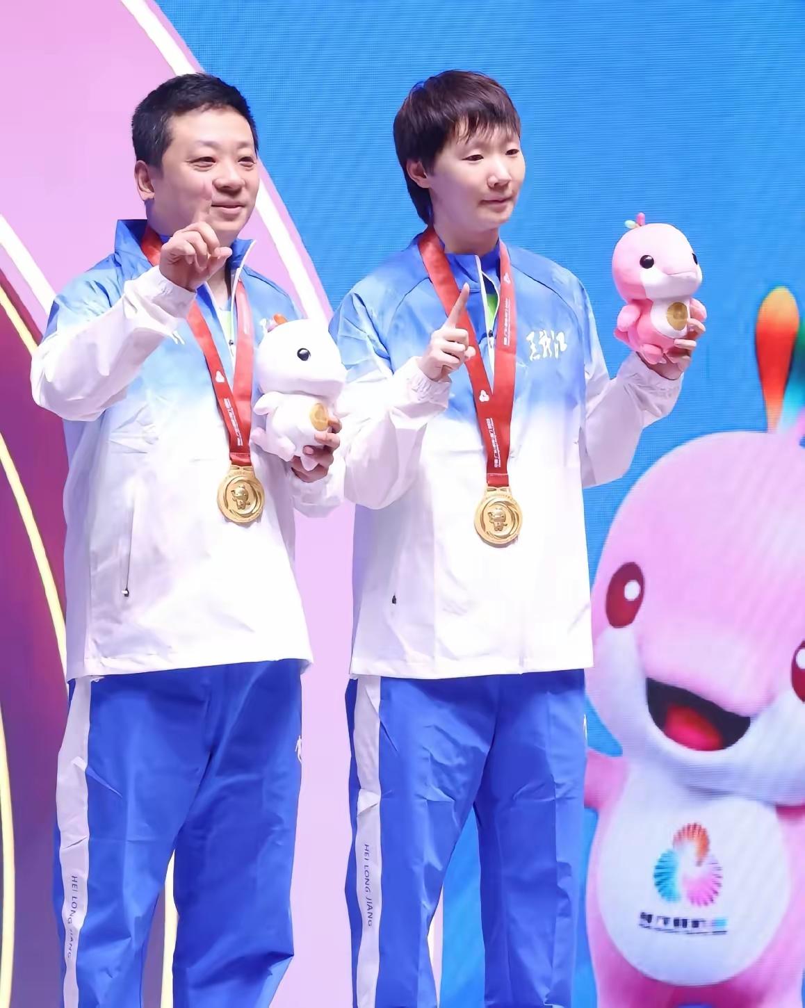 王曼昱啊王曼昱，你不小心“暴露”了！

你和海峰教练是不是早料到要赢了，仔细看王