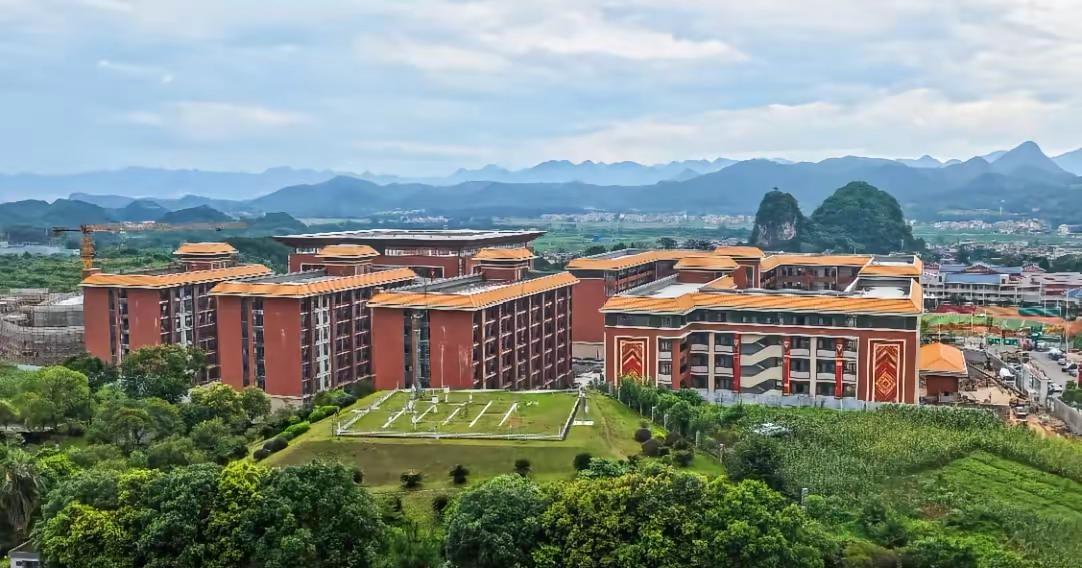 连南多一所高中，家门口优质教育。花都石泉中学是一所公办完全中学，由花都区秀全中学