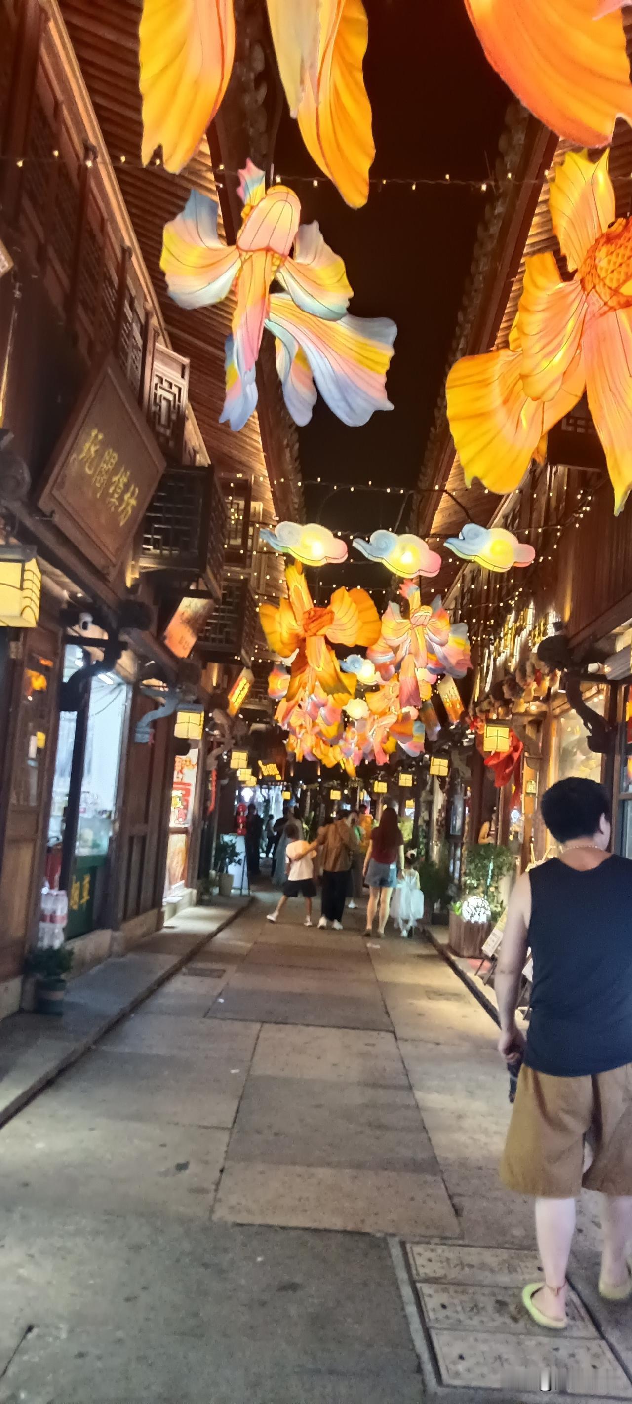 拍一张你的城市美景 夜游古镇，灯火阑珊，美不胜收！🌃✨