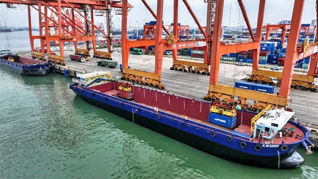 9月10日，首艘经平陆运河集装箱船舶“汇海5688”轮抵达钦州港，该轮在钦州港装