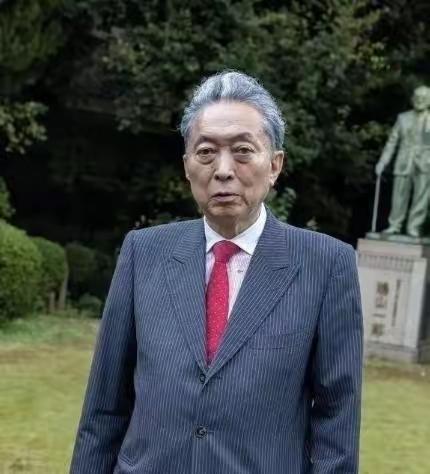 日本前首相曾告诫高市：当年中国免掉千亿赔款，不是白免的！鸠山由纪夫这个老前辈忍不