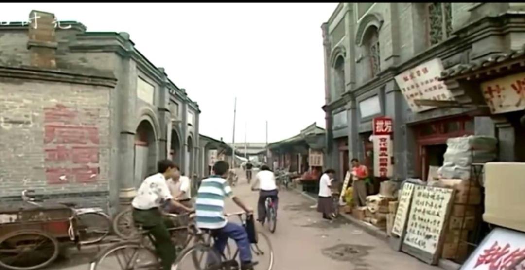 青城印记
今天发表的这张呼市老照片还是旧城大召东夹道。照片中夹道巷是南北走向。谢