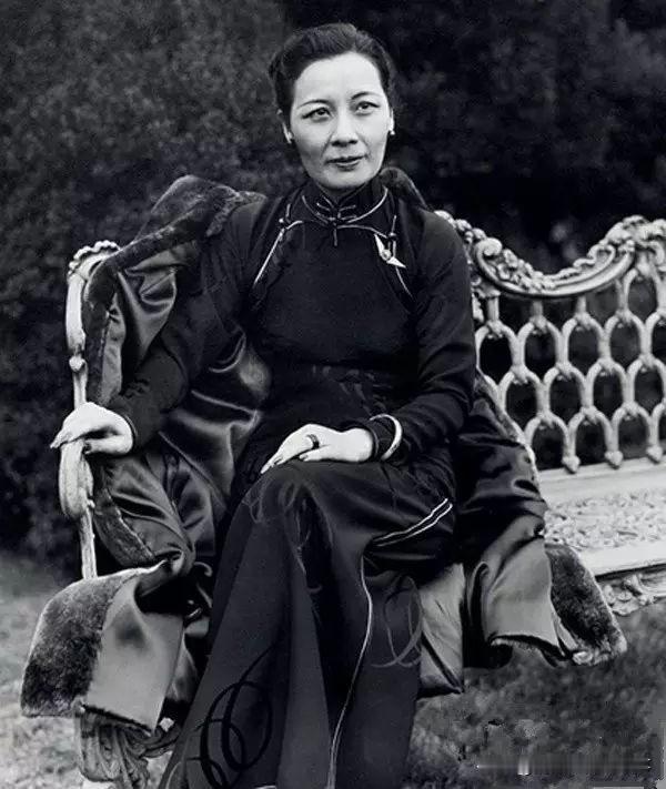 宋美龄有过几个男朋友？
宋美龄在嫁给蒋介石之前，有过一段公开的恋情，对象是刘纪文