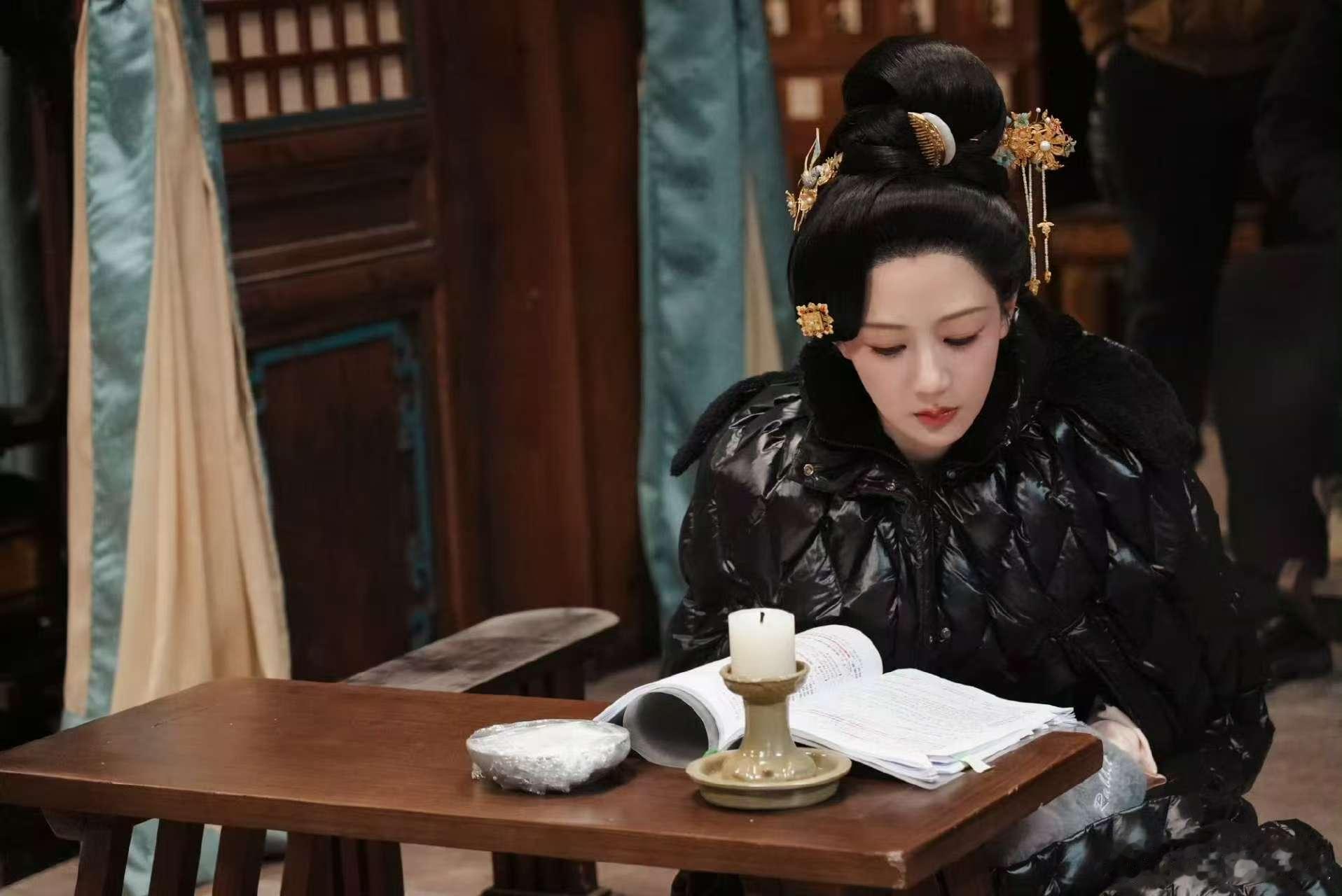 杨紫何惟芳片场瞬间大分享杨紫锦绣芳华片场瞬间大分享杨紫何惟芳片场瞬间大分享，认真