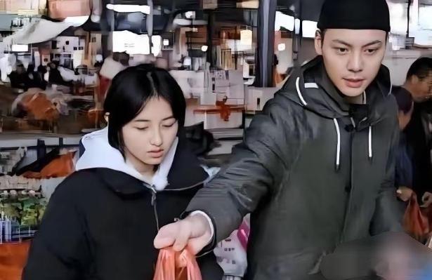 张子枫 单依纯合照，曾经那个邻家妹妹彻底变样了。 