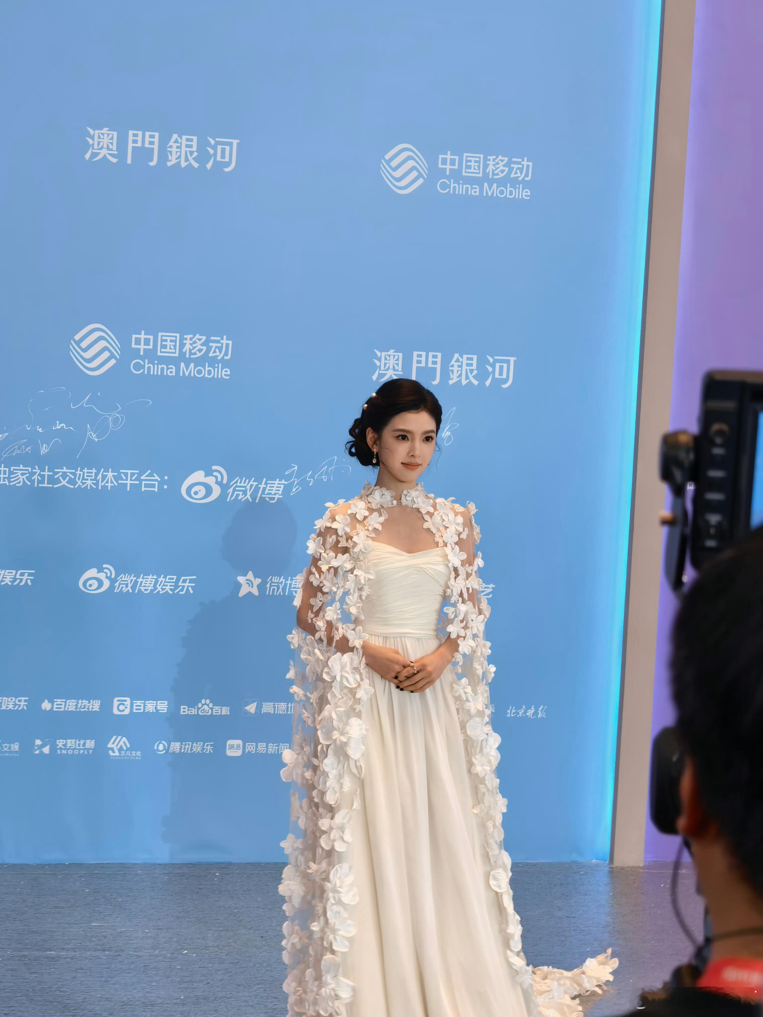 披风可以去了这头发一盘，感觉很适合民国苦情剧女主尖叫之夜红毯