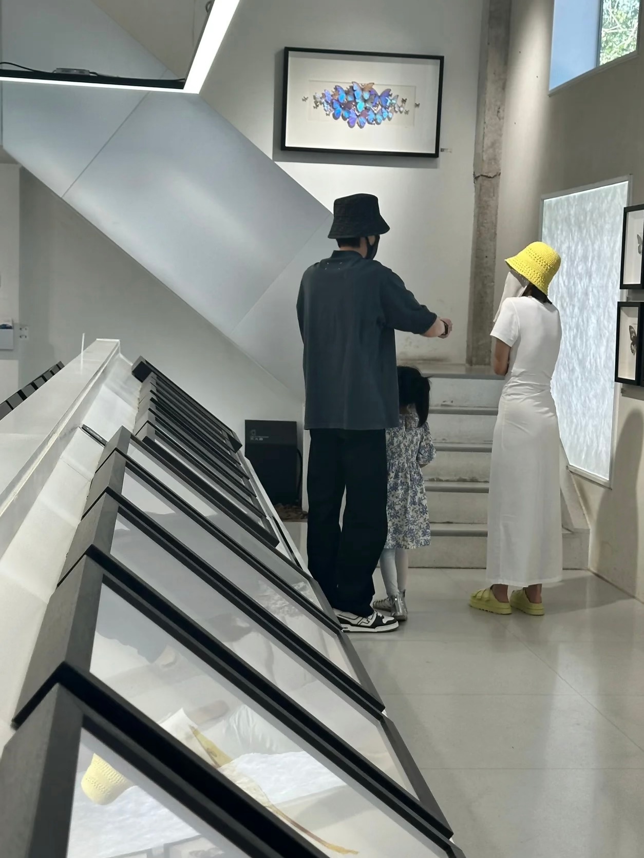 网友偶遇张若昀唐艺昕带娃逛艺术馆，一家三口还一起做了手工生态玻璃瓶，好幸福的一家