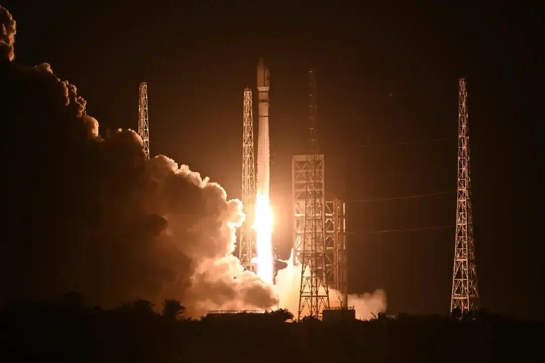 中国大力发展新质生产力和新质战斗力。中美之间竞争的关键领域是科技，谁抓住新一轮科