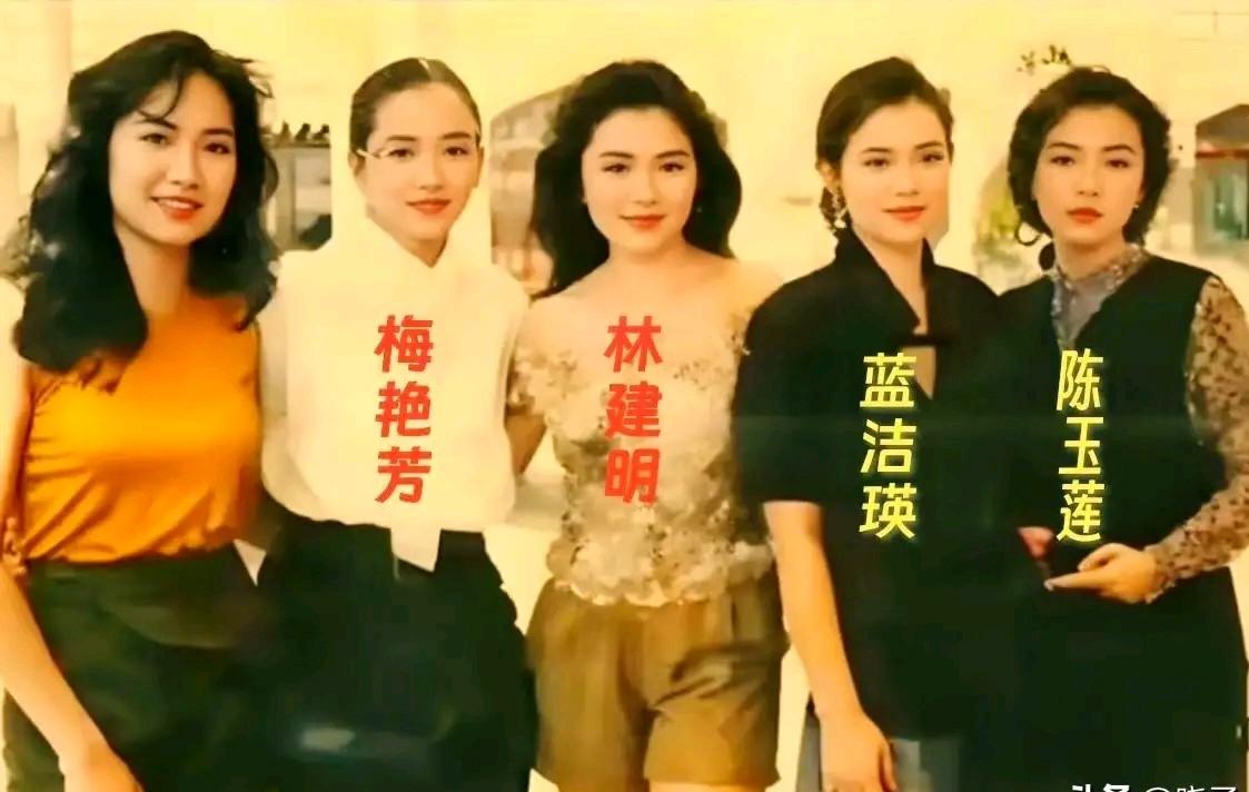 大家都来评一评这五位美女中谁更美？大家知道左边第一位叫什么名字吗？有人说她是这五