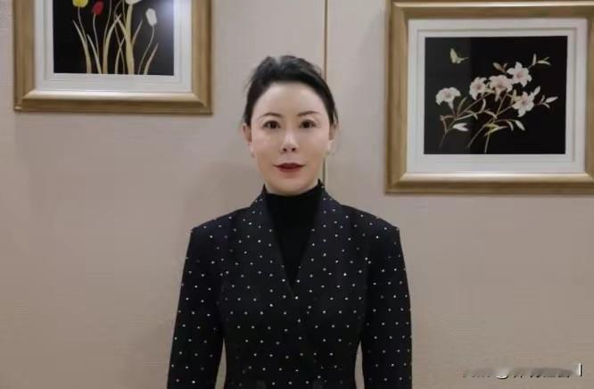 她——丧失理想信念，背弃初心使命，不信马列信鬼神，搞封建迷信活动，违规收受礼品、