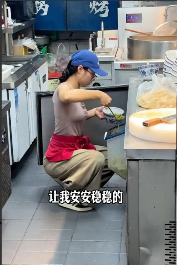 “这姑娘真是个宝！”江苏无锡一个18岁女孩暑假去饭店打零工，跟老板说好每天8小时