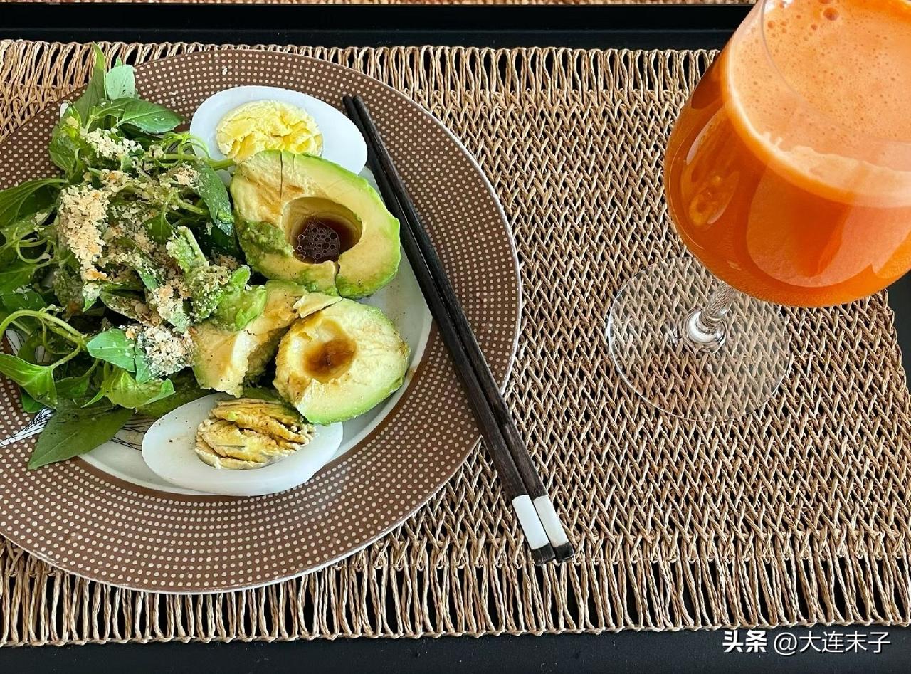 我用它搭配今天午餐！

今天早上上班，随便去国贸早市（友谊商城身后）逛一圈，发现