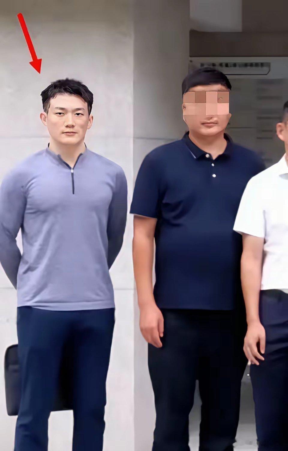 何捷一身黑色通勤装，妥妥的体制内穿搭，“班味”一下就上来了，​​工作时候的他严谨