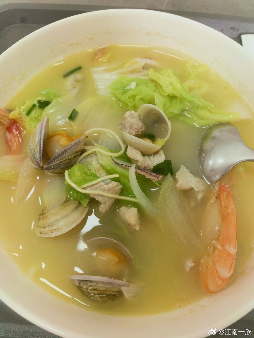 又出差来大学同学的城市，同学说必须请我吃个饭，喝杯咖啡~因为太熟悉了，欣然应允，