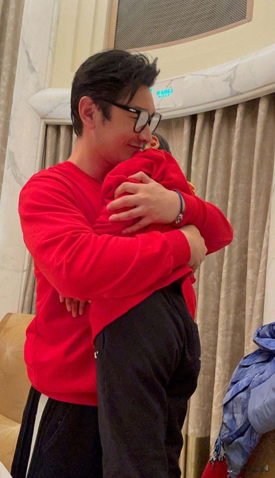 黄晓明高调发文，晒出自己与小海绵的新年亲子装。
昨日，黄晓明在社交平台分享了自己