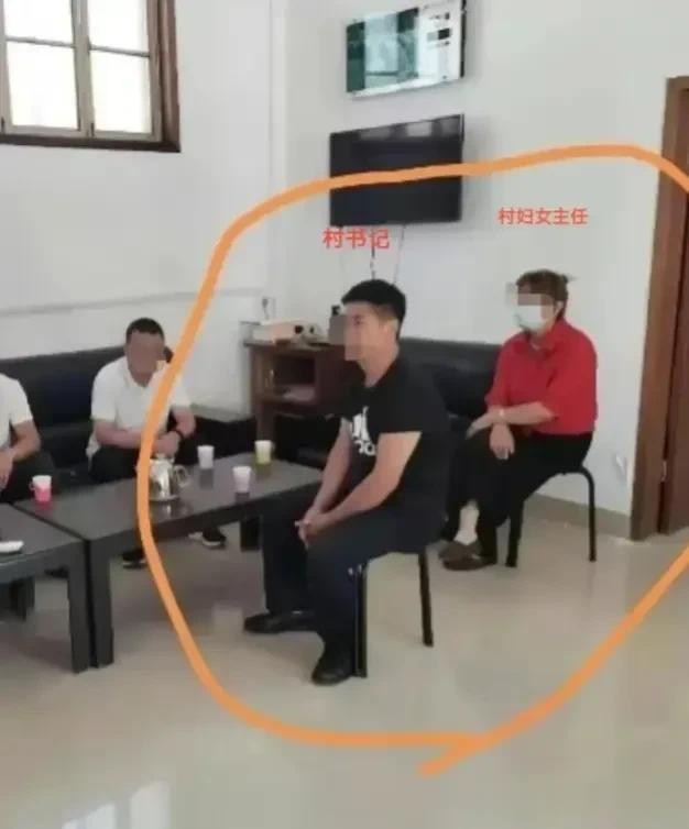 林子大了，真是什么鸟都有。

山东潍坊两男女，开完干部会议之后，估计闲得无聊，居