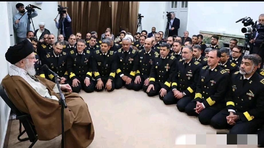 哈梅内伊工作的大部分内容都是在开会。