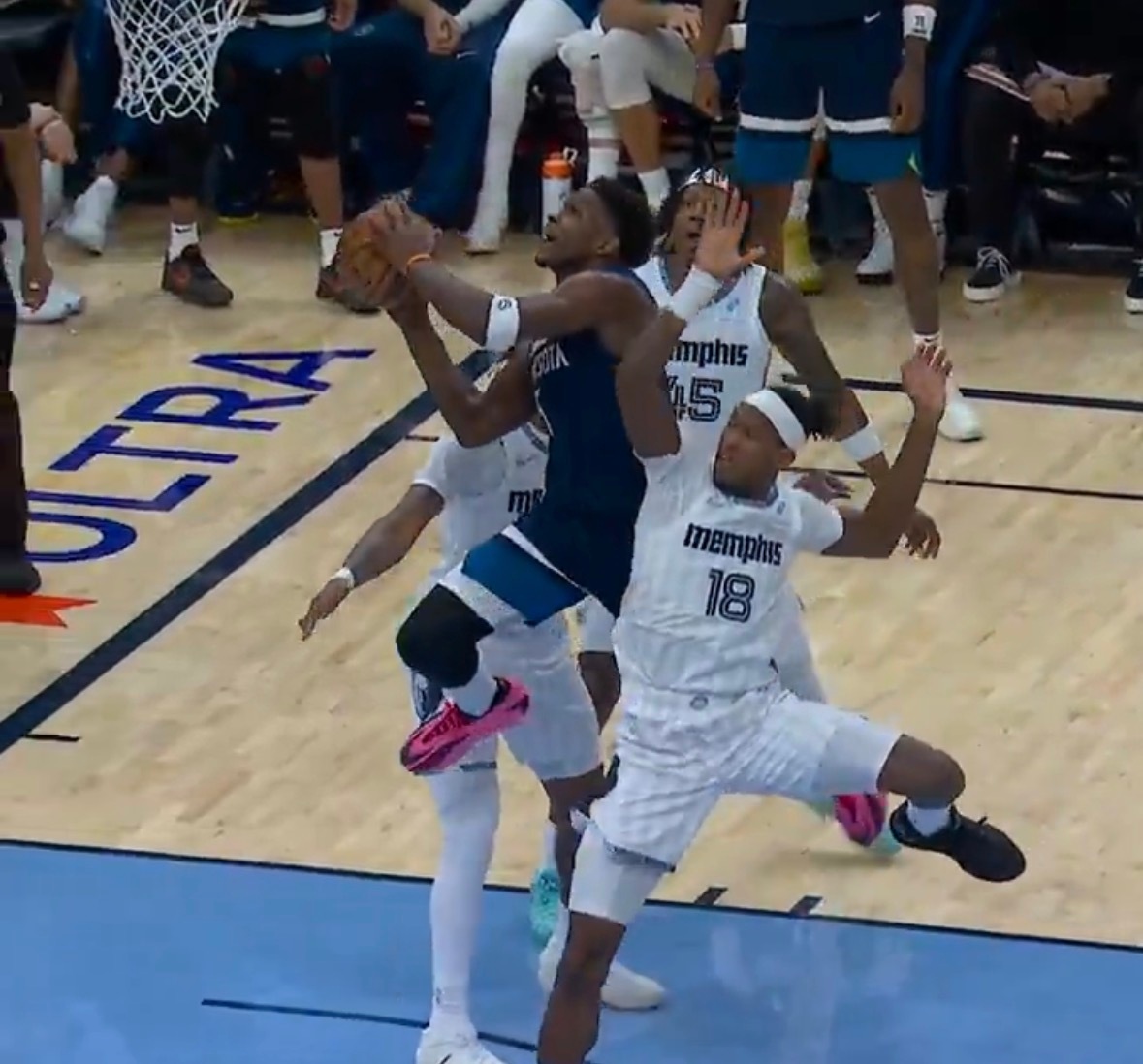 灰熊战胜森林狼爱德华兹空砍39分 杰罗姆真的是好球员，非常适合无莫熊，替补席上还