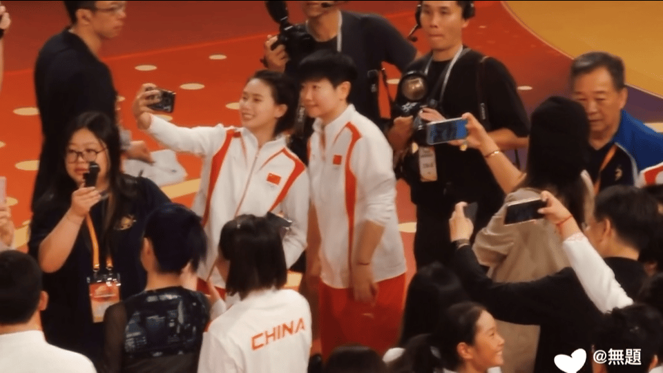 #孙颖莎陈芋汐自拍合照# 好可爱的妹宝们 ​​​