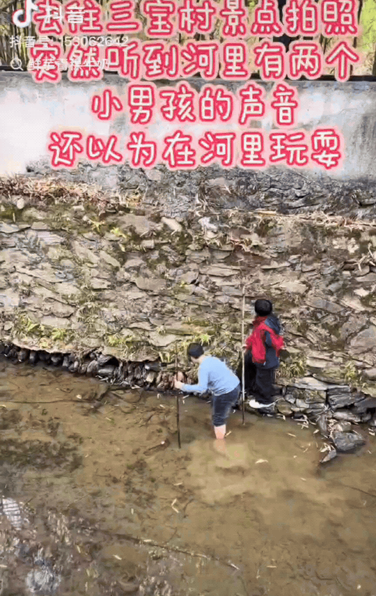 江西景德镇，陈女士看到两个男孩站在冰冷的河水里，她开始觉得孩子调皮，这么冷的天还