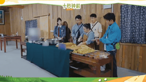 杨超越遇到了鸡爪刺客 看超越被鸡爪辣到手舞足蹈的样子，简直像在看喜剧大片！从优雅