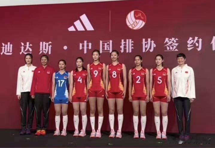 中国女排全新战袍，全新的阵容今天正式亮相！队长龚翔宇、教练杨昊、退役的奥运冠军惠