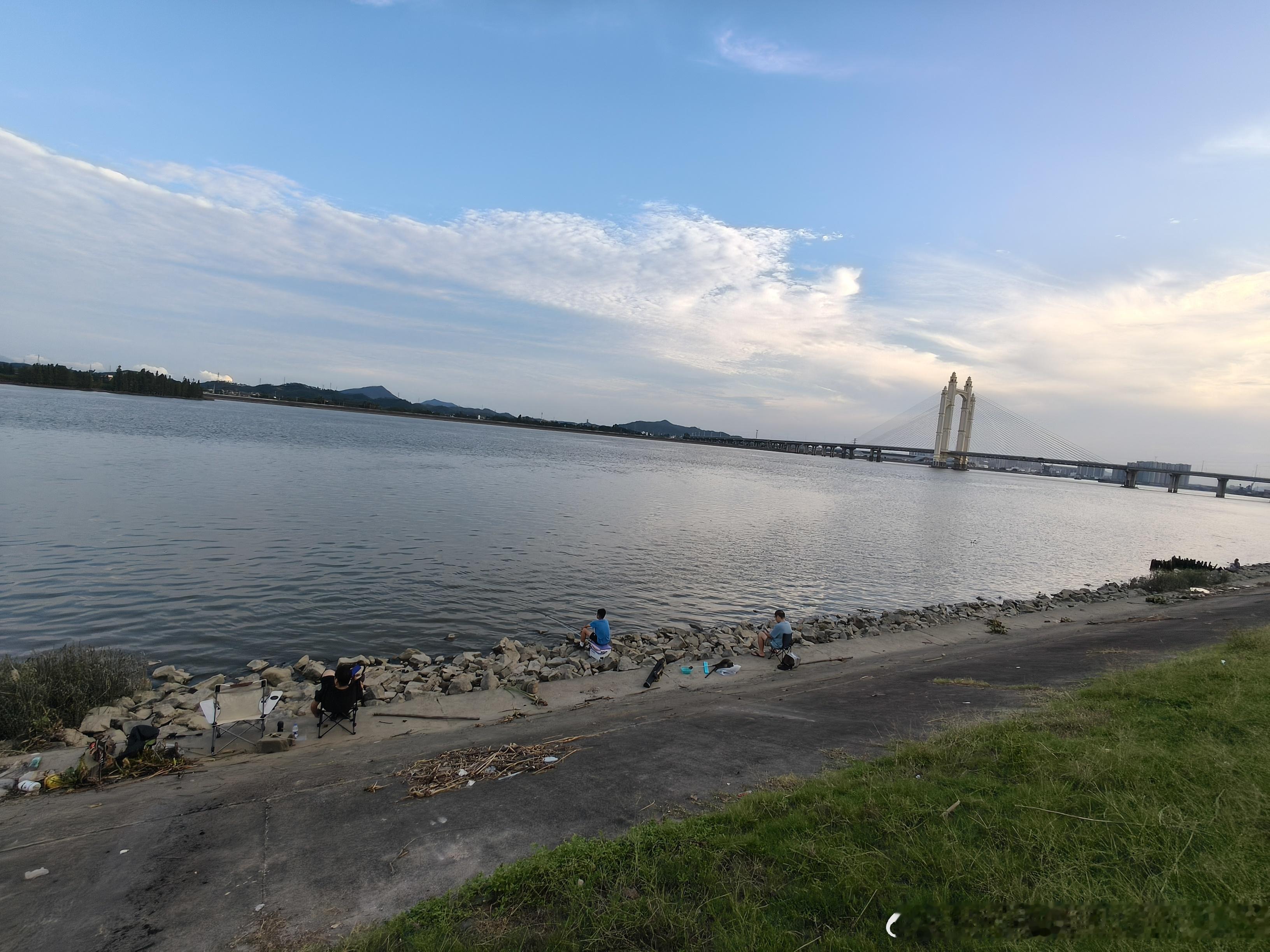假期第三天15分钟车程的小公园娃去玩滑滑梯钓鱼佬去钓鱼吃货们去烧烤秋天来啦适合户