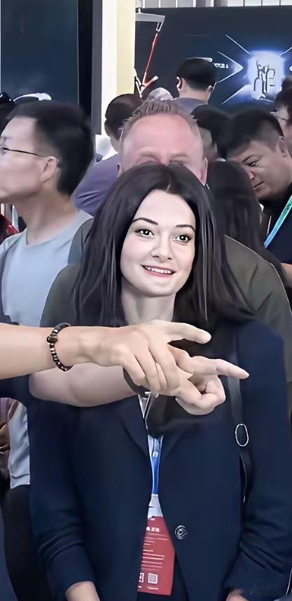 今天聊聊英伟达创始人黄仁勋的女儿黄敏珊和她的男朋友。

她现在任职英伟达物理AI