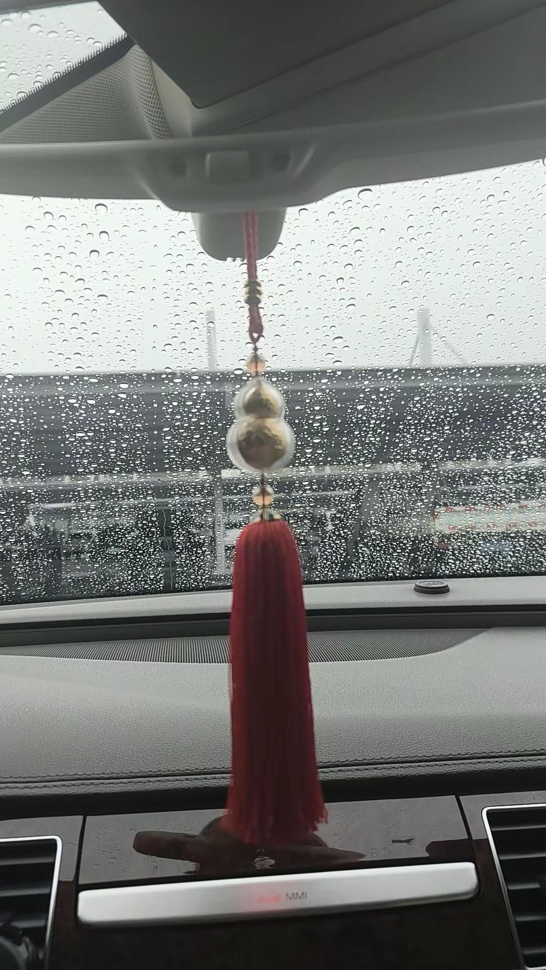 下雨🌧️天，一个人在车里安静，车窗挂满水珠，红穗佛珠轻摇，静享片刻安宁。✨  