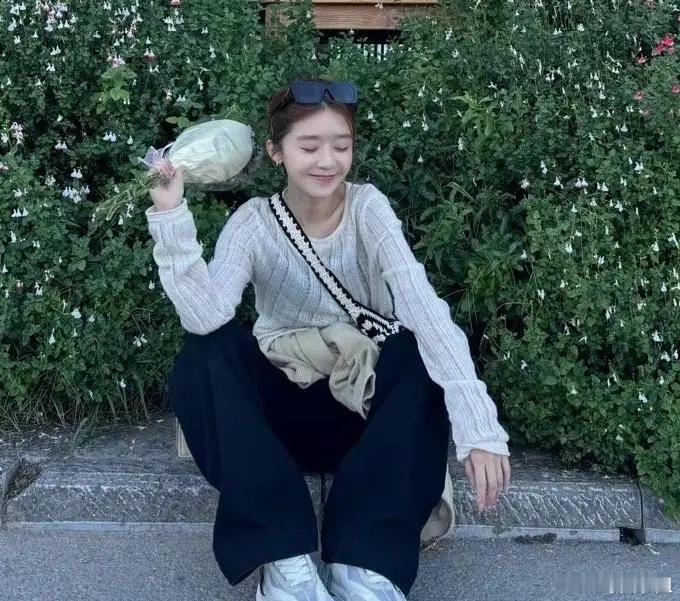 宋伊人这次真的笑不出来了，网传《我家那闺女》把她的镜头剪掉了，这种事情一旦开头，