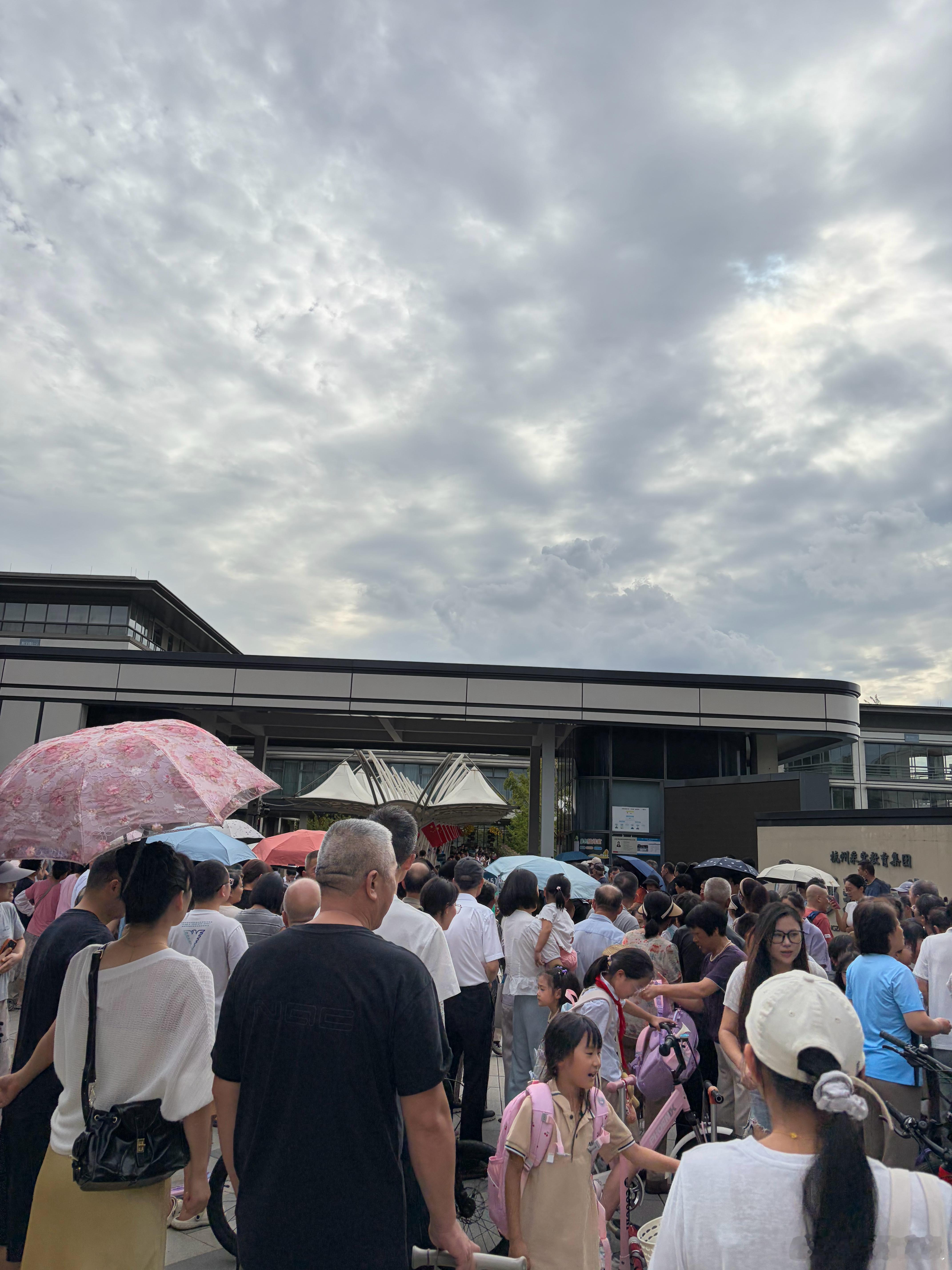 密密麻麻全是接孩子的[允悲] ​​​