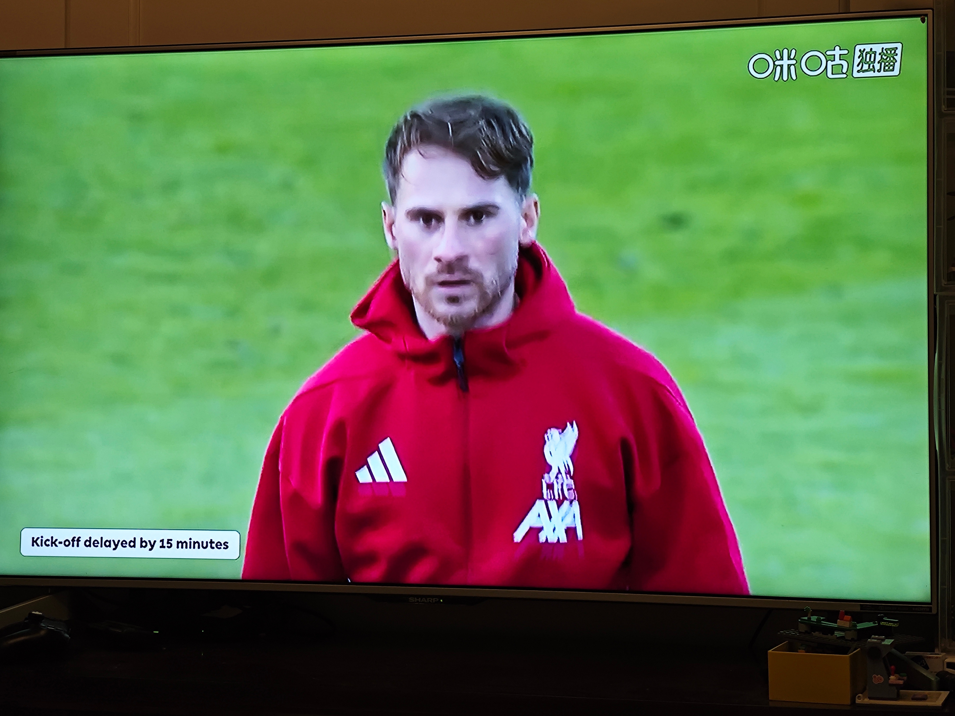 罕见，由于球场内发生医疗紧急情况，开球时间推迟15分钟，是不是有球迷突发疾病？ 