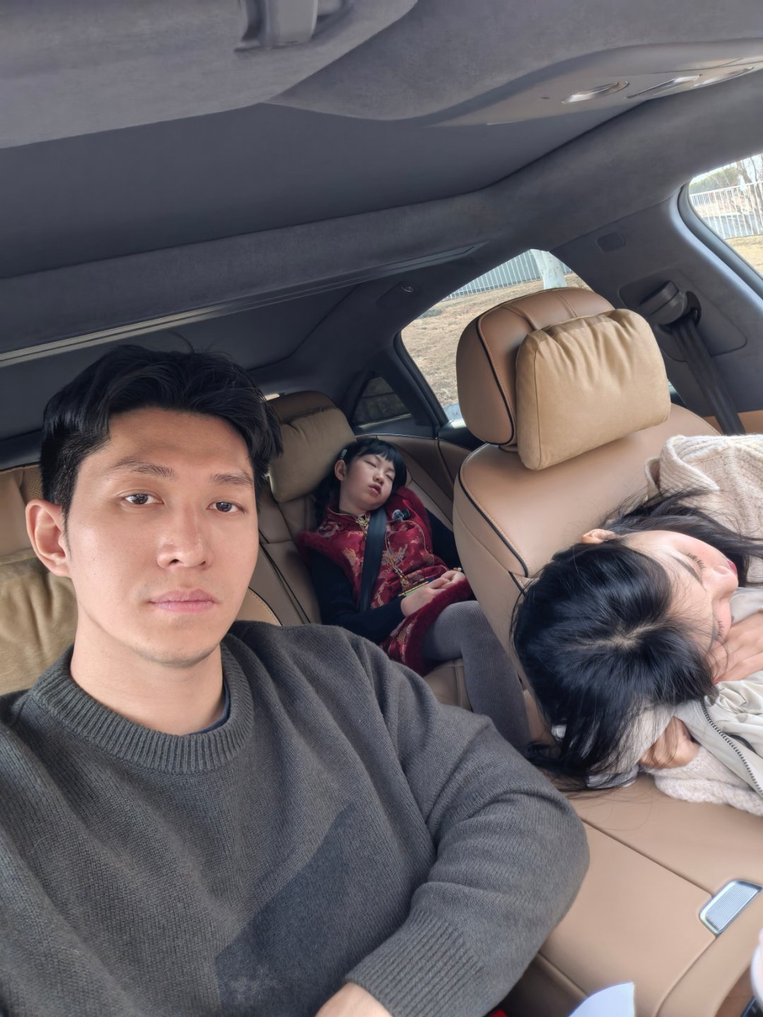 拍摄这才刚开始我的两位员工已经开始睡觉摸鱼请问应该怎么处理[举手] 